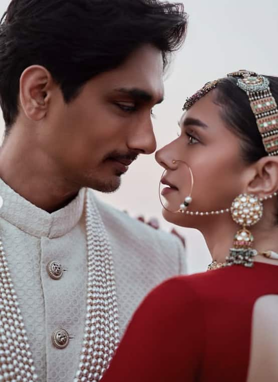 बता दें कि सिद्धार्थ संग ये अदिति की दूसरी शादी है. दोनों 16 सितंबर को शादी के बंधन में बंधे थे. उन्होंने 400 साल पुराने मंदिर में शादी की थी. सिद्धार्थ से पहले उनकी शादी सत्यदीप मिश्रा के साथ हुई थी. ये शादी चली नहीं और उन्होंने तलाक ले लिया.