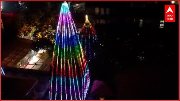 दुपारी दीडच्या सुमारास माउलींची पालखी नगरप्रदक्षिणेसाठी महाद्वारातून बाहेर पडली.