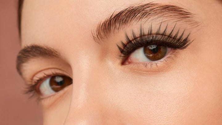 Flaky skin or oily discharge at the edge of the eyelid, flaky eyelids, eyelids sticking together in the morning, itching or burning, red, swollen eyelids, watery eyes.