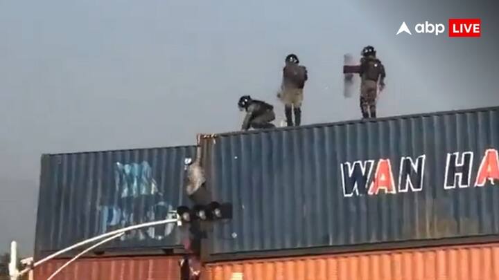 पाकिस्तान से प्रदर्शन की कई तस्वीरें सामने आ रही हैं. सड़कों पर धुआं दिखाई दे रहा है तो कहीं गोलियां चल रही है, गोलियों की तड़पाहट से लोग यहां वहां भाग रहे हैं, लेकिन इन सब के बीच प्रधानमंत्री शहबाज शरीफ की आंखें बंद हो गई है. लोगों को मरता हुआ देख शहबाज शरीफ कुछ नहीं बोल रहे हैं.