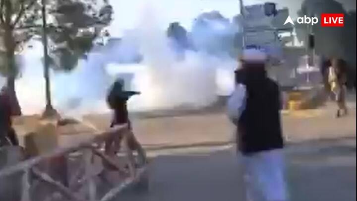 जो पाकिस्तान कश्मीर पर पैलेट गन के इस्तेमाल को लेकर भारतीय सेना को ज्ञान दे रहा था वह आज अपने ही आम लोगों पर पैलेट गन का इस्तेमाल कर रहा है.