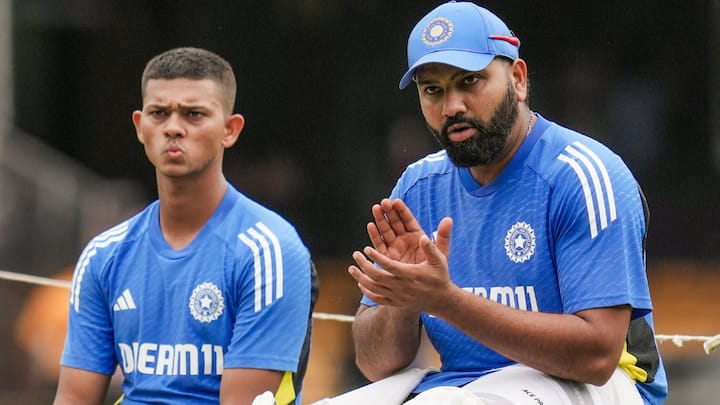 যশস্বীকে আলিঙ্গন করে স্নেহচুম্বনও এঁকে দেন কিংগ খান। যা যশস্বীর জীবনের অন্যতম স্মরণীয় মুহূর্ত হয়ে রয়েছে।