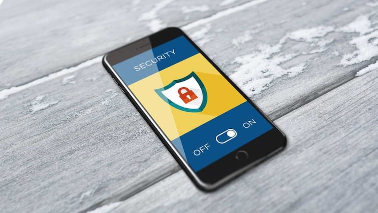 एक क्लिक में हैक हो सकता है आपका Smartphone! जानें क्या है बचने के उपाय