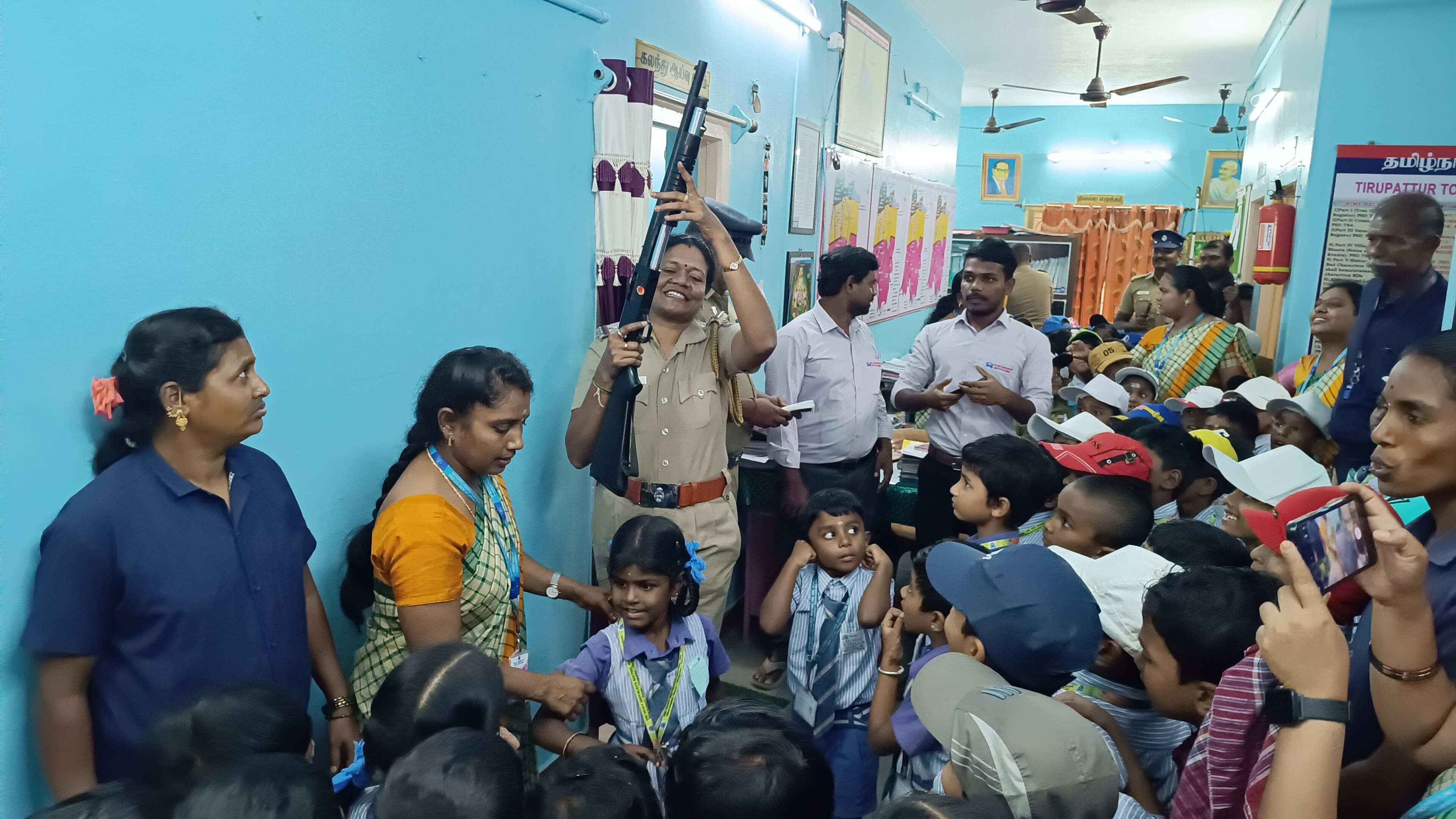 களப்பயணம் மேற்கொண்ட தனியார் பள்ளி குட்டீஸ்! இருக்கையில் அமர வைத்து அழகு பார்த்த காவல் ஆய்வாளர்