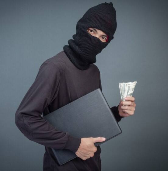 ਇਸ ਤੋਂ ਬਾਅਦ ਮੁਲਜ਼ਮਾਂ ਨੇ ਮੋਬਾਈਲ ਨੰਬਰ ਅਤੇ ਈਮੇਲ ਨਾਲ ਜੁੜੇ ਖਾਤਿਆਂ ਤੋਂ ਵੱਖ-ਵੱਖ ਤਰੀਕਿਆਂ ਨਾਲ 28 ਲੱਖ ਰੁਪਏ ਕਢਵਾ ਲਏ। ਜਦੋਂ ਵੀ ਕੋਈ ਓਟੀਪੀ ਜਾਂ ਕੋਈ ਮੈਸੇਜ ਆਉਂਦਾ ਸੀ ਤਾਂ ਉਹ ਐਨਆਰਆਈ ਇਕਬਾਲ ਸਿੰਘ ਸੰਧੂ ਦੀ ਬਜਾਏ ਉਸ ਨੂੰ ਮਿਲ ਜਾਂਦਾ ਸੀ, ਜਿਸ ਦਾ ਮੁਲਜ਼ਮ ਫਾਇਦਾ ਉਠਾਉਂਦੇ ਰਹੇ।