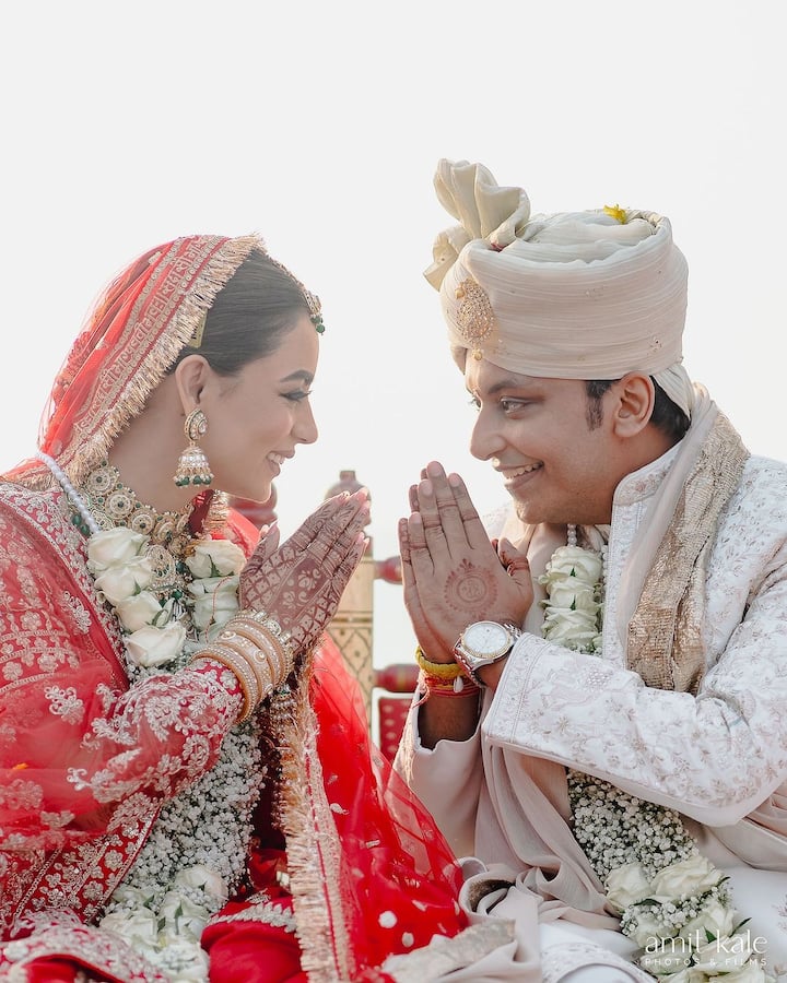 Ruhi completed her bridal look with mehendi, red bangles and heavy green jewelery on her hands.