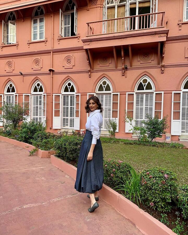 For the caption, Sonali wrote, “Ah to be in a college again!.”