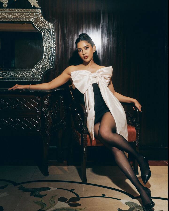 నభా నటేష్ మరోసారి తన హాట్ లుక్స్​తో మెస్మరైజ్ చేసింది. తాజాగా బ్లాక్ కలర్ మినీ డ్రెస్​లో వైట్ బౌతో స్టౌలిష్​గా కనిపించింది. (Images Source : Instagram/Nabha Natesh)