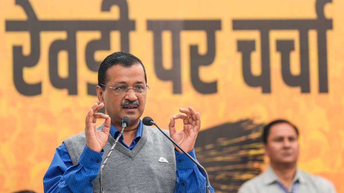 दिल्ली चुनाव से आप का फॉर्मूला, क्या सफाईकर्मी के सहारे अरविंद केजरीवाल दिल्ली में फिर चला पाएंगे ‘झाड़ू’?