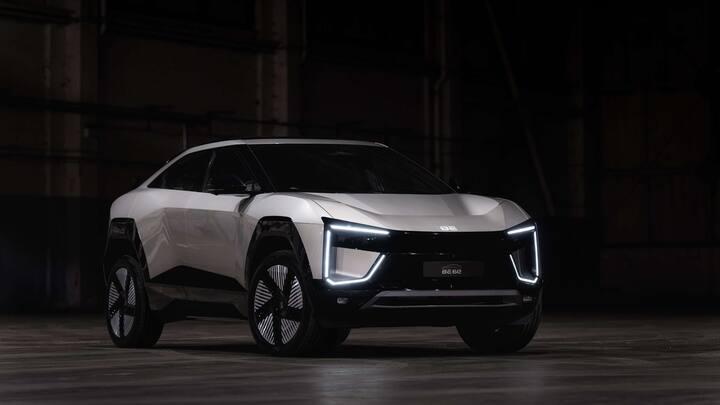 Mahindra BE 6e इनग्लोब प्लेटफॉर्म पर बनने वाली पहली इलेक्ट्रिक एसयूवी होगी. कंपनी का कहना है कि मार्च 2025 से ग्राहकों को इनकी डिलीवरी मिलनी शुरू हो जाएगी. इस एसयूवी को कंपनी ने बेहद ही फ्यूचरिस्टिक डिजाइन के साथ पेश किया है. फिलहाल इसके बेस वेरिएंट की कीमत सामने आई है.