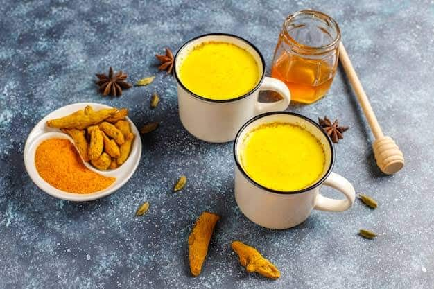 Drinking turmeric milk before sleeping has many benefits. This reduces stress and helps you sleep well at night, thanks to which you remain active throughout the day. Drinking turmeric milk in the evening increases digestive power and reduces bloating or stomach gas problems. In addition, immunity increases quickly.