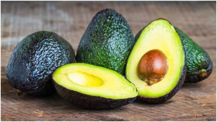એવોકાડોમાં ફોલેટ અને મોનોસેચ્યુરેટેડ  ફેટ હોય છે, જે સારા કોલેસ્ટ્રોલને જાળવવામાં મદદરૂપ થાય છે. તે સ્ટ્રોક, હાર્ટ એટેક અને હૃદય રોગનું જોખમ પણ ઘટાડે છે. તેમાં ફાઈબર પણ ભરપૂર હોય છે, જેનાથી કોલેસ્ટ્રોલ વધતું નથી.