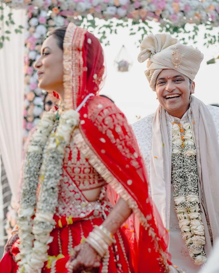 Parag Mehta looked great as a groom in white sherwani, shawl around his neck and turban on his head.