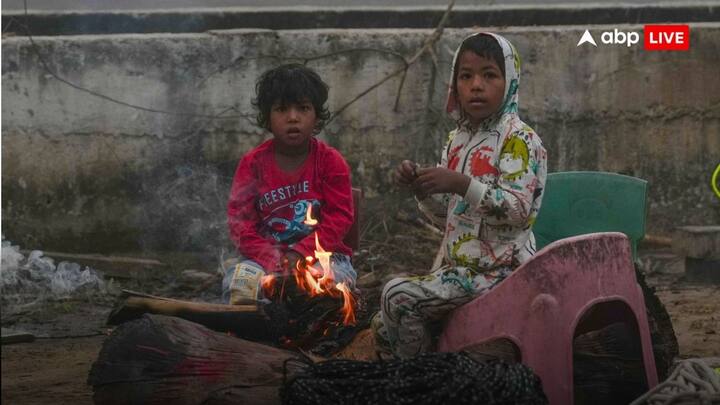 उत्तर प्रदेश में भी ठंड का असर बढ़ रहा है. दिन में हल्की धूप निकल रही है, लेकिन रात में मौसम ठंडा हो रहा है. अगले दो दिनों में तापमान में गिरावट हो सकती है जिसमें अधिकतम तापमान 27 डिग्री और न्यूनतम 12 डिग्री रहेगा.