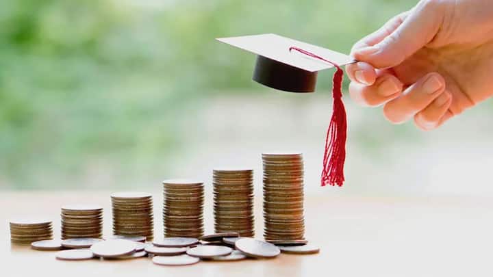 प्रधानमंत्री विद्यालक्ष्मी योजना की बात की जाए तो यह एक तरह से छात्रों को पढ़ाई जारी रखने के लिए आने वाले खर्च में आर्थिक मदद के तौर पर एजुकेशन लोन की व्यवस्था करती है. सरकार इस योजना में बिना गारंटी 10 लख रुपये तक का लोन देती है.