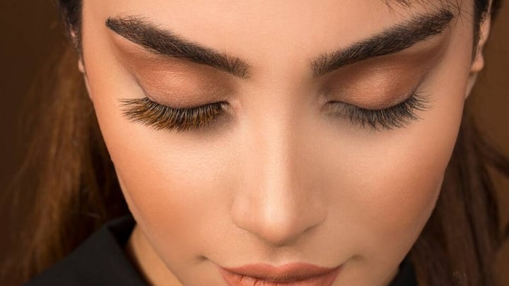 While dandruff is usually associated with the scalp, it can also appear in other areas such as the eyebrows, mustache and nose! But did you know that eyelashes also have dandruff? Unlike other areas, dandruff on the eyelids is barely visible to the naked eye and can pose some serious risks if left untreated. Lens wearers should be especially careful with dandruff in the eyelids to avoid infection.