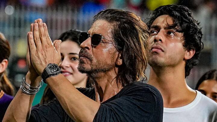 শাহরুখ খান অন্ত প্রাণ যশস্বী। গত আইপিএলে ইডেনে রাজস্থান রয়্যালসের হয়ে কলকাতা নাইট রাইডার্সের বিরুদ্ধে ম্যাচ খেলতে এসে শাহরুখের সঙ্গে দেখা করার বায়না করেছিলেন যশস্বী।