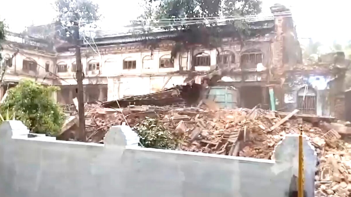 House Collapse: அதிர்ச்சி வீடியோ.. கனமழையால் இடிந்து விழுந்த பங்களா வீடு