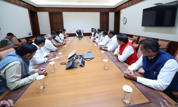 తెలంగాణకు చెందిన బీజేపీ ఎంపీలు, బీజేపీ శాసనసభ్యులు, ఇతర కీలక నేతలు ఢిల్లీలో ప్రధాని మోదీని కలిశారు. రాష్ట్ర బీజేపీ నేతలతో సమావేశంలో తెలంగాణలో ప్రస్తుత రాజకీయ పరిస్థితులపై ప్రధాని మోదీ వారితో చర్చించారు.