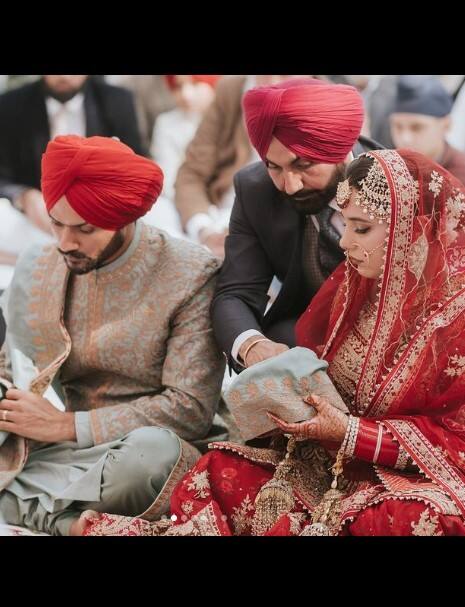 ਪੰਜਾਬੀ ਗਾਇਕ ਦੇ ਵਿਆਹ ਦੀਆਂ ਤਸਵੀਰਾਂ ਨੇ ਮੋਹਿਆ ਮਨ, ਫੈਨਜ਼ ਨੇ ਕੀਤੇ ਕਮੈਂਟ...