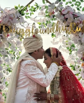 In the pictures, Parag Mehta was seen showering his love on his bride. He was seen kissing the bride on her forehead.