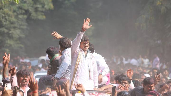 दरम्यान, महायुती सरकारच्या मंत्रिमंडळात अजित पवारांच्या राष्ट्रवादीला 9 कॅबिनेट मंत्रिपद आणि 3 राज्यमंत्रिपदं मिळण्याची शक्यता आहे.