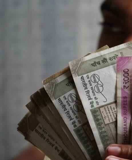 ਇਸ ਮਾਮਲੇ 'ਚ ਸਾਈਬਰ ਸੈੱਲ ਦੀ ਟੀਮ ਨੇ ਡਰਾਈਵਰ ਪਲਵਿੰਦਰ ਸਿੰਘ ਨੂੰ ਗ੍ਰਿਫਤਾਰ ਕਰਕੇ ਉਸ ਦੇ ਖਾਤੇ 'ਚੋਂ 13 ਲੱਖ 58 ਹਜ਼ਾਰ ਰੁਪਏ ਦੀ ਰਾਸ਼ੀ ਫਰੀਜ਼ ਕਰ ਲਈ ਅਤੇ ਇਸ ਦੇ ਨਾਲ ਹੀ 6 ਪਾਸ ਬੁੱਕ, 8 ਚੈੱਕ ਬੁੱਕ, 14 ਡੈਬਿਟ ਅਤੇ ਕ੍ਰੈਡਿਟ ਕਾਰਡ ਵੱਖ-ਵੱਖ ਤਰ੍ਹਾਂ ਦੇ ਸਨ। ਬੈਂਕਾਂ ਦੇ ਨਾਲ ਹੀ ਤਿੰਨ ਮੋਬਾਈਲ ਫੋਨ ਅਤੇ ਪੰਜ ਸਿਮ ਕਾਰਡ ਬਰਾਮਦ ਕੀਤੇ ਗਏ ਹਨ। ਪੁਲਿਸ ਨੇ ਮੁਲਜ਼ਮਾਂ ਤੋਂ ਪੁੱਛਗਿੱਛ ਸ਼ੁਰੂ ਕਰ ਦਿੱਤੀ ਹੈ।