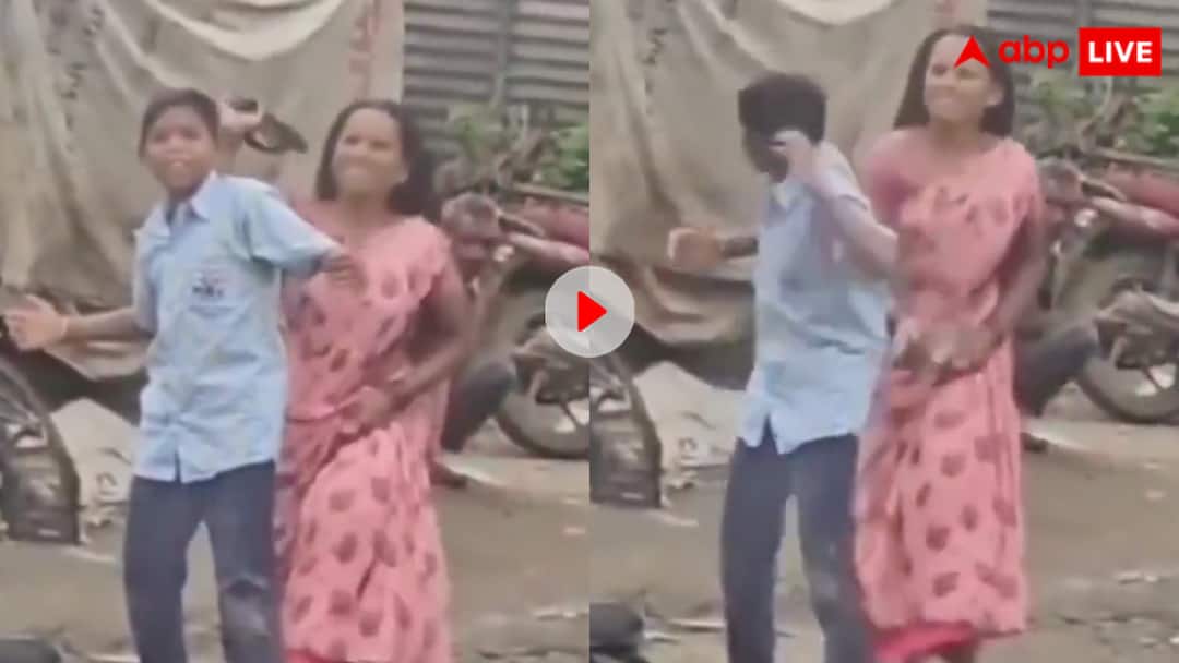 Mother beats child with slippers who was posing as Shahrukh Khan on camera कैमरे पर शाहरुख खान का पोज दे रहा था बच्चा! पीछे से आकर मां ने बजा दी चप्पल, वीडियो देख नहीं रुकेगी हंसी