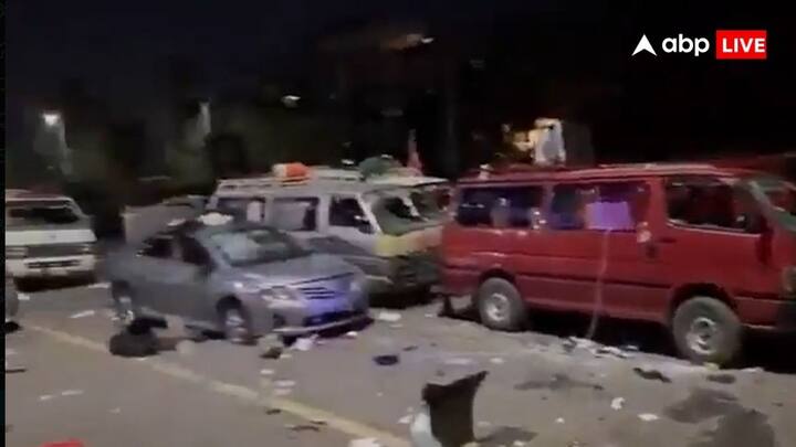 पाकिस्तान की ऐसी तस्वीर पूरी दुनिया का ध्यान खींच रही है. प्रदर्शन इस तरह बढ़ गया है कि अब इमरान खान के समर्थक इस्लामाबाद के डी चौक तक पहुंच गए हैं. डी चौक वही जगह है, जहां पर कई सरकारी इमारतें, राष्ट्रपति भवन, प्रधानमंत्री कार्यालय, संसद और सुप्रीम कोर्ट स्थित है.