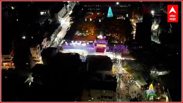 शनी मंदिरापासून फुलवाले धर्मशाळा, चाकण चौक, भैराबा चौकमार्गे निघालेला हा सोहळा हजेरी मारुतीजवळ येऊन काही वेळापुरता विसावला.