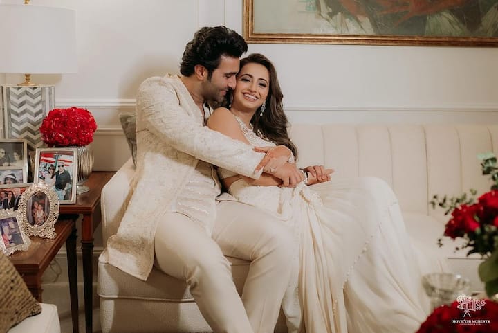 घुटनों पर बैठकर किया प्यार का इजहार तो कभी किया सबके सामने किस, आदर जैन के रोका की फोटोज वायरल 5 फोटोज में आदर और अलेखा एक दूूसरे में खोए नजर आ रहे हैं.
