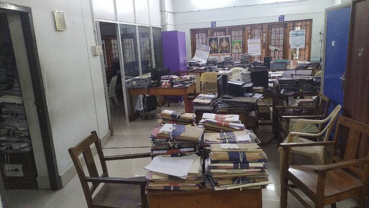 Salem news Revenue Officers Union has boycotted work for the second day tnn வருவாய்த்துறை அலுவலர் சங்கம் போராட்டம் - வெறிச்சோடிய அலுவலகம்... முடங்கிய பணிகள்