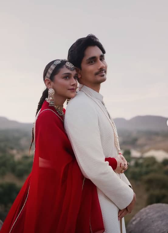 इसके अलावा उन्होंने पिछली बार की तरह चांद डिजाइन वाली सिंपल मेहंदी लगाई और नो मेकअप लुक लिया. अदिति के हेयरस्टाइल की बात करें तो उन्होंने गुथी हुई चोटी बनाई हुई थी.