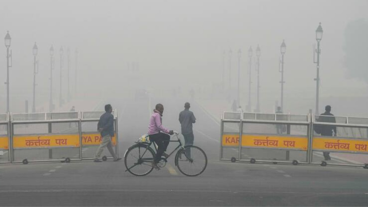 Delhi Weather: दिल्ली में प्रदूषण के साथ कोहरे का सितम, मौसम विभाग ने जारी किया येलो अलर्ट