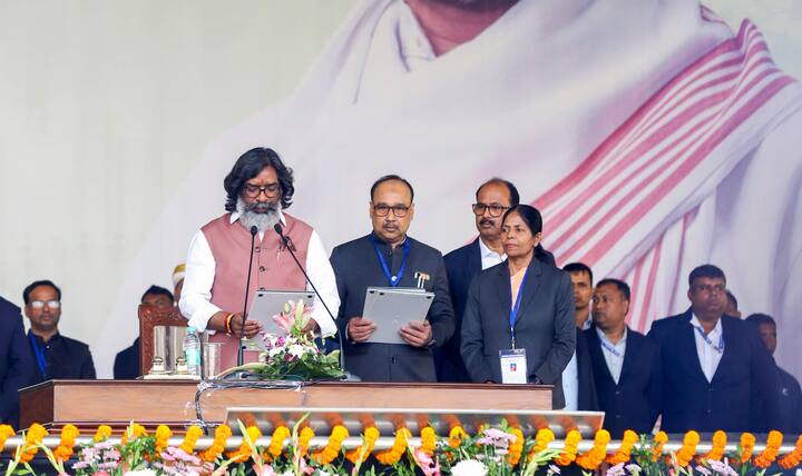 JMM leader Hemant Soren takes oath as Jharkhand Chief Minister during a ceremony, in Ranchi, Thursday, Nov. 28, 2024. (Image Source: PTI)