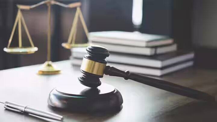 આ સિવાય જો તમે ઈચ્છો તો કોર્ટમાં પણ તમારી ફરિયાદ નોંધાવી શકો છો. CrPC ની કલમ 156(3) હેઠળ, તમે ચીફ જ્યુડિશિયલ મેજિસ્ટ્રેટ પાસે જઈને તમારા મંતવ્યો રજૂ કરી શકો છો. આ પછી મેજિસ્ટ્રેટ પોલીસને FIR નોંધવાનો આદેશ આપી શકે છે.