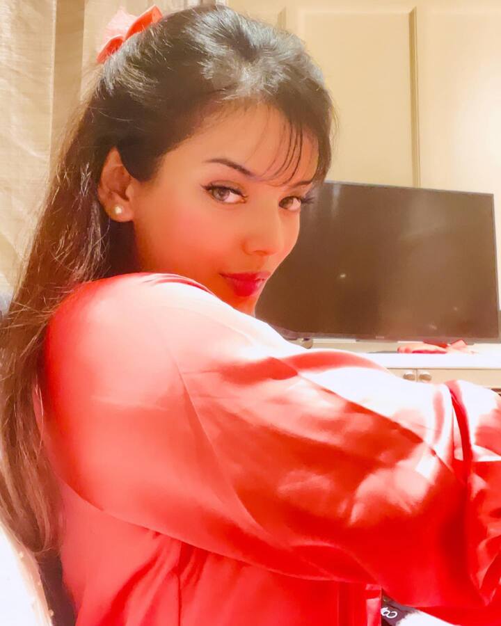 ईशा नेगीचा जन्म 20 फेब्रुवारी 1997 रोजी डेहराडूनमध्ये झाला.