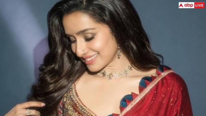 श्रद्धा कपूर की बहुप्रतीक्षित फिल्म ‘स्त्री 2’ की रिलीज के साथ बॉलीवुड हंसी, रोमांच और डर के रोलरकोस्टर पर चला गया, जिसने सुर्खियां बटोरीं और देश भर में दर्शकों का मनोरंजन किया. फिल्म के प्रचार कार्यक्रमों के दौरान, अभिनेत्री ने कई फैशन स्टेटमेंट दिए, जिनमें सबसे उल्लेखनीय उनका आकर्षक लाल साड़ी लुक था. इनमें से कई प्रचारों के लिए, उन्होंने खूबसूरत सादे लाल रेशमी साड़ियाँ पहनीं जो उनके किरदार और फिल्म की थीम के बिल्कुल अनुकूल थीं.