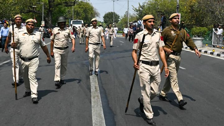 लेकिन क्या हो जब आप अपनी शिकायत लेकर पुलिस थाने जाएं और पुलिस आपकी शिकायत लिखने से मना करदे. आप किसी घटना या वारदात से जुड़ी FIR लिखवाना चाह रहे हों. लेकिन पुलिस थाने में आपकी कोई सुनवाई नहीं हो रही.