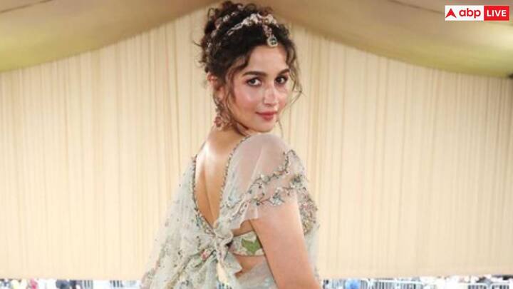 साल की शुरुआत एक शानदार नोट पर हुई जब ख़ुशी कपूर ने तिरुपति मंदिर की अपनी यात्रा से अपनी शानदार तस्वीरें साझा कीं. उन्होंने सफ़ेद बेस वाली एक खूबसूरत कांजीवरम सिल्क साड़ी पहनी थी. जिस पर बैंगनी रंग के लहजे के साथ एक भारी सुनहरा कढ़ाई वाला बॉर्डर था. अपने लुक को पूरा करने के लिए, उन्होंने साड़ी को गहरे बैंगनी रंग के ब्लाउज़ के साथ जोड़ा जो उनके पहनावे को खूबसूरती से पूरक बना रहा था.