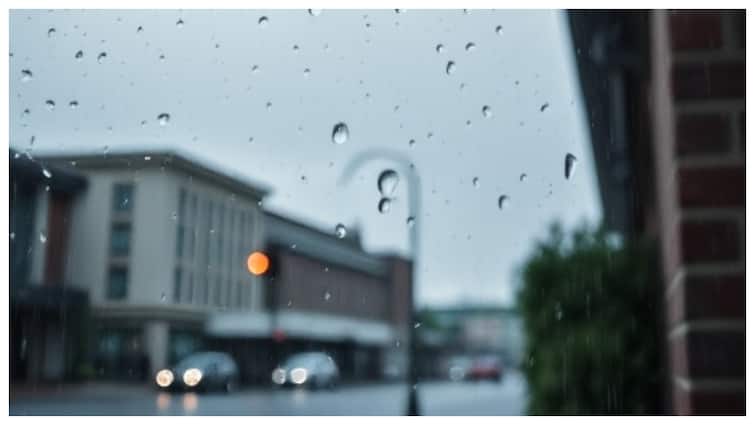 TN Weather Update about rain the low pressure area has strengthened TN Weather: வலுப்பெற்றது காற்றழுத்த தாழ்வு பகுதி! புயலாக மாறுமா? – வானிலை மையம் கொடுத்த முக்கிய அப்டேட்!