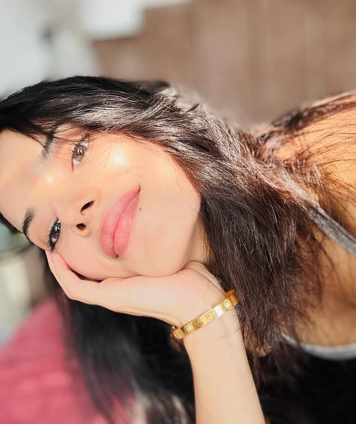 त्यानंतर ईशाने ऋषभ पंतला फायटर म्हटले होते. पंतच्या इन्स्टाग्राम पोस्टवर ईशाने कमेंट केली होती.