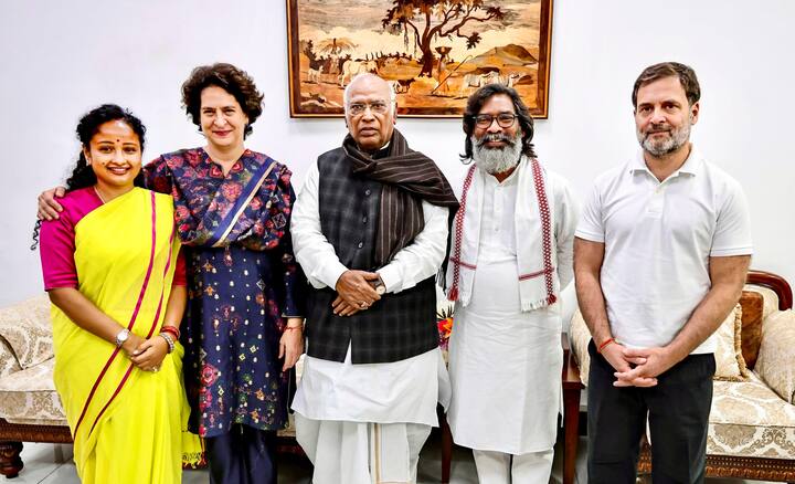 LoP in the Lok Sabha and Congress leader Rahul Gandhi, party President Mallikarjun Kharge and party leader Priyanka Gandhi Vadra during a meeting with Jharkhand Chief Minister designate Hemant Soren and his wife and JMM leader Kalpana Soren, in New Delhi, Tuesday, Nov. 26, 2024. (Image Source: PTI)