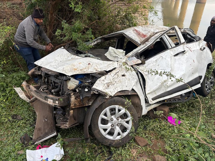 सांगलीच्या अंकली येथील कृष्णा नदी पुलावरून भरधाव गाडी कोसळल्याची घटना घडली.