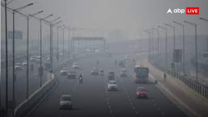 दिल्ली की वायु गुणवत्ता खराब श्रेणी में है. आज का एक्यूआई 331 दर्ज किया गया जबकि कुछ इलाकों में ये 400 के पार पहुंच चुका है. ये स्थिति स्वास्थ्य के लिए हानिकारक है. दिल्ली में सर्दी के साथ पॉल्यूशन की प्रॉब्लम गंभीर हो रही है.ऐसे में लोगों को स्वास्थ्य सावधानियां बरतने की सलाह दी गई है.