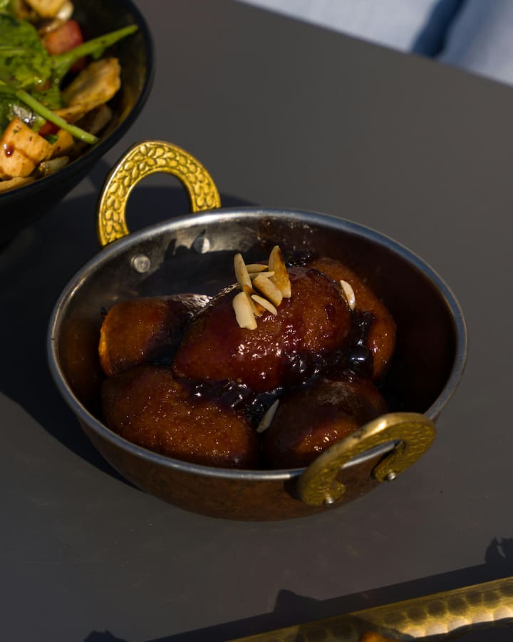 वहीं गुलाब जामुन का गोल आकार जामुन के फल जैसा होता है. इसीलिए इसे 'जामुन' नाम दिया गया. यानी, गुलाब जामुन का नाम इसकी बनावट और चाशनी के स्वाद से प्रेरित होकर रखा गया है. यह एक ऐसा नाम है जो इस मिठाई की खूबसूरती और स्वाद को बखूबी बयां करता है.