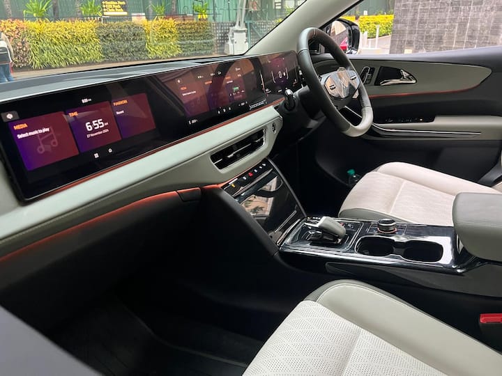 महिंद्रा XEV 9e में तीन से कम स्क्रीन तो नहीं लगी हैं. इस कार में पैसेंजर्स के एंटरटेनमेंट के लिए भी अलग से एक स्क्रीन दी गई है. ये फीचर ज्यादातर लग्जरी कारों में देखने को मिलता है.