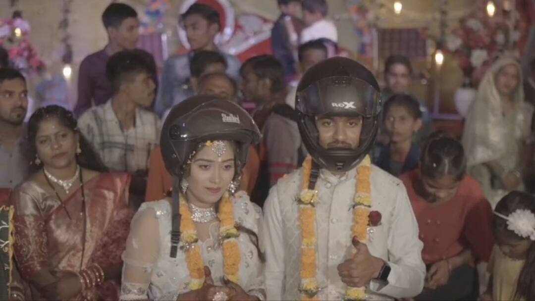 छत्तीसगढ़ के राजनांदगांव जिले अनोखी सगाई, अंगूठी के साथ एक-दूसरे को पहनाई हेलमेट Rajnandgaon News Unique engagement ceremony took place helmet worn with ring ann छत्तीसगढ़ के राजनांदगांव जिले अनोखी सगाई, अंगूठी के साथ एक-दूसरे को पहनाई हेलमेट