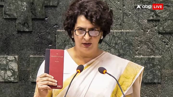 Priyanka Gandhi: कांग्रेस नेता प्रियंका गांधी वाड्रा ने वायनाड से ऐतिहासिक जीत दर्ज कर आज लोकसभा सांसद के रूप में शपथ ग्रहण की. इसके साथ ही संसद में गांधी परिवार की मजबूत उपस्थिति अब देखने को मिलेगी.