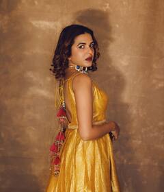 Mitali Mayekar :मराठमोळी अभिनेत्री मिताली मायेकरचा भन्नाट लूक, साडीला दिला मॉर्डन टच; पाहा लेटेस्ट फोटो!